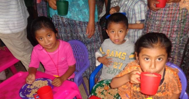 El Salvador – Oltre 700 bambini mangiano grazie ai Salesiani