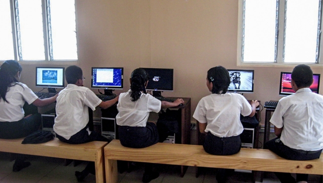 Peru – Novos computadores e instrumentos musicais para o centro salesiano de Huancayo