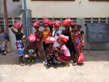 Sierra Leona - Don Bosco Fambul distribuye ayuda a las mujeres que lo perdieron todo en el incendio de Susan Bay