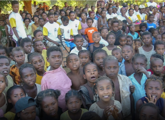 Madagascar – Carlos, il ragazzo che è riuscito a salvarsi e che, grazie ai Salesiani, ha anche trovato il proprio cammino professionale