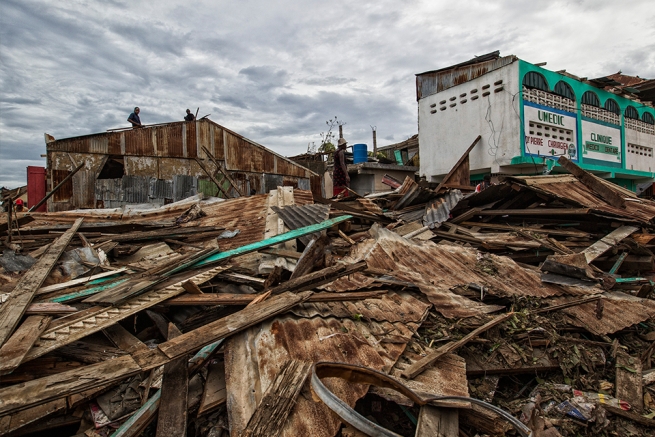 Haiti – Os Salesianos distribuem alimentação e água potável aos atingidos pelo furacão