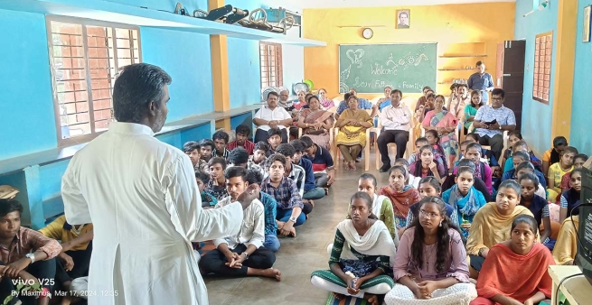 India – Una colaboración entre un grupo de familias y el instituto salesiano "Niraivagam" da lugar a un programa de formación y desarrollo para menores tribales