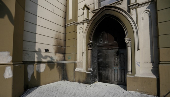 Chile - New incendiary attack against “Gratitud National” Church during student march