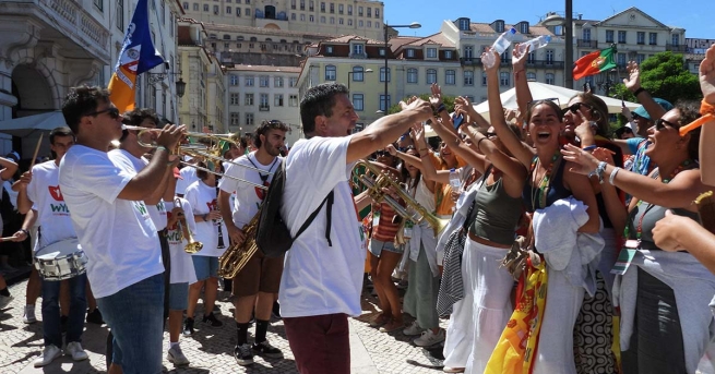 Portogallo – I giovani dell’MGS animano le strade di Lisbona con la loro musica coinvolgente