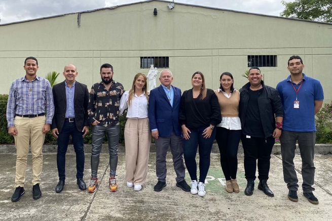 Colombie - Le P. Gildásio Mendes rencontre l'équipe de communication de la Province « Saint Louis Bertrand » de Colombie - Medellín