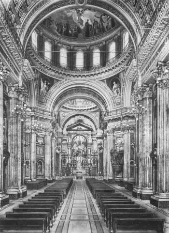 Turín, Italia – 1948 – Al interno del Santuario de María Auxiliadora con una visión de la cúpula