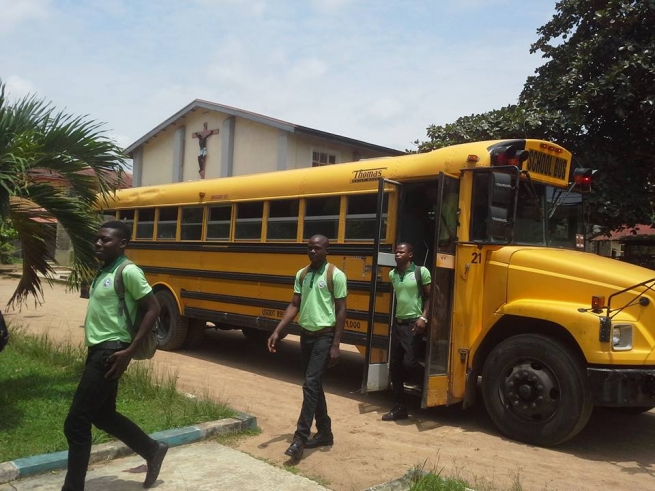Nigeria – Szkolny autobus w darze salezjańskim uczniom