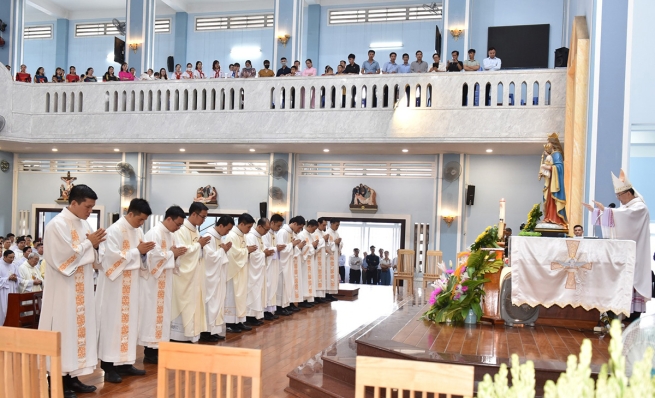 Vietnã - Ordenações sacerdotais e diaconais na paróquia "Dom Bosco" de Xuan Hiep