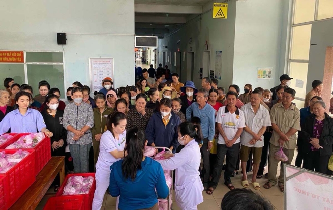 Vietnam – El Centro de Formación Profesional “Don Bosco Kỳ Anh” ofrece comidas a los pacientes pobres del “Kỳ Anh General Hospital”