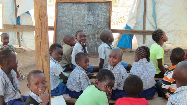 RMG – A educação é a chave para sair da pobreza. Dia Mundial de Erradicação da Pobreza