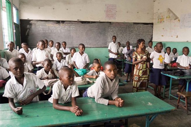 R. D. do Congo – No país mais rico do mundo, a pobreza continua a destruir a vida dos jovens