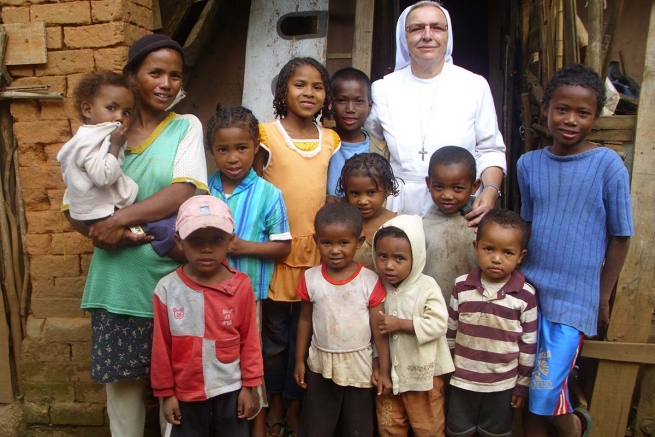 Madagascar – Uma presença missionária onde se educam as mulheres para salvar as famílias