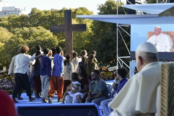 Portogallo – Il Papa alla Via Crucis della GMG: Gesù continua a camminare al nostro fianco