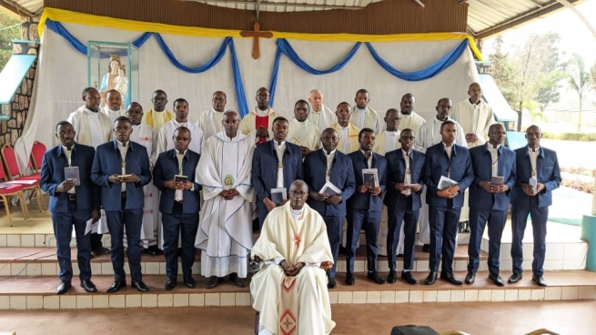 Rwanda – Prime Professioni di dieci novizi
