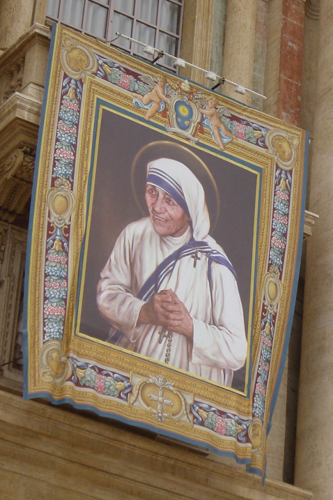 Vaticano – Santa Teresa de Calcutá, ama e protege os Salesianos