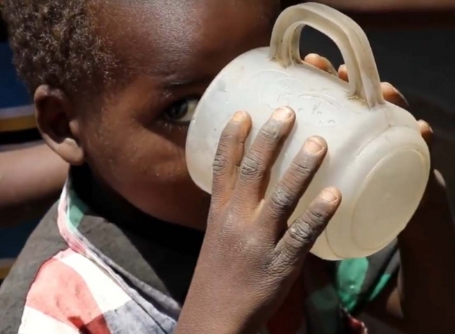 Kenia - Dar de beber al sediento, alimentar a los hambrientos: en Korr se necesita urgentemente una ayuda humanitaria