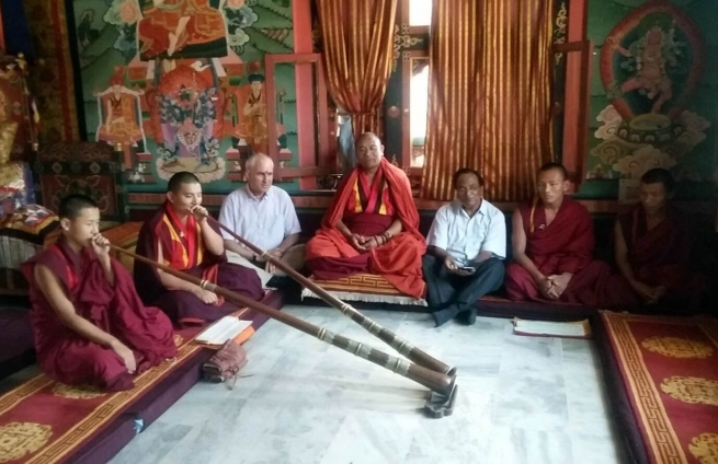Bhutan – Don Basañes visita un monastero buddista