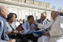 Vatican - Le Pape rencontre les protagonistes de « Canillitas » et bénit le travail salésien auprès des enfants travailleurs