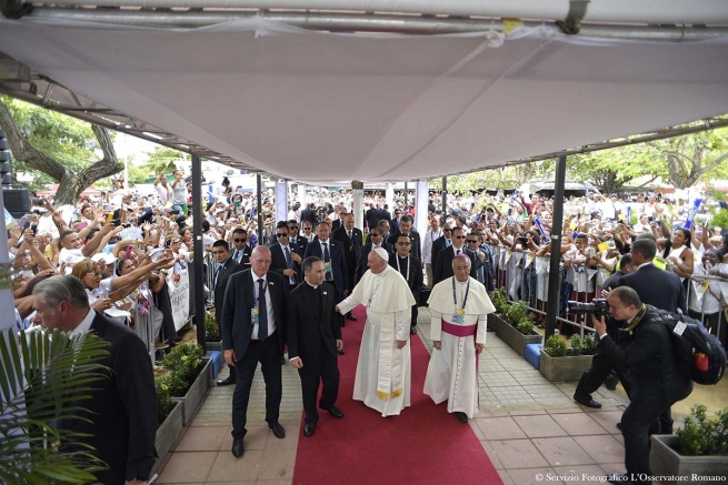 Colombia – Papa Francesco: “Vi invito all’impegno per il rinnovamento della società”