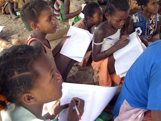 Madagascar – Banchi di scuola per i bimbi delle scuole rurali