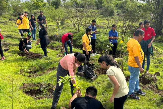 Inde – La plantation de centaines d'arbres instille l'enthousiasme pour la durabilité chez les élèves