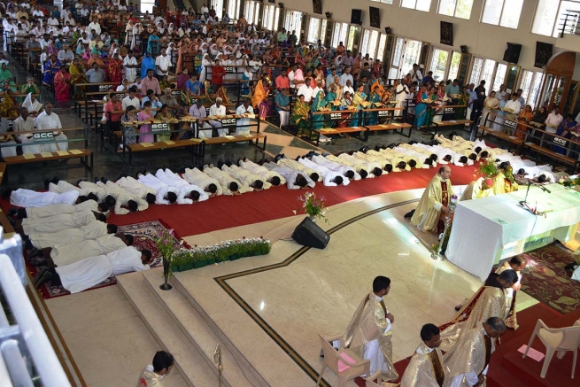 India – Un altro anno di benedizioni: ordinati 61 sacerdoti salesiani nella regione Asia Sud