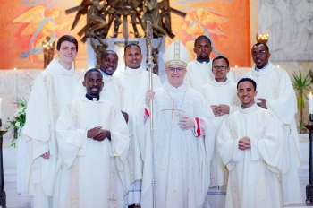 Włochy – Ośmiu nowych salezjanów diakonów wyświęconych w Bazylice św. Jana Bosko w Rzymie