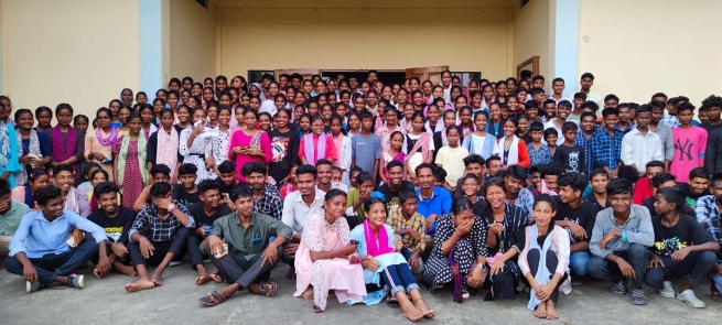 Inde - Donner force aux jeunes : la paroisse de Rajanagar réalise un programme de sensibilisation sur l’abandon scolaire et la toxicomanie
