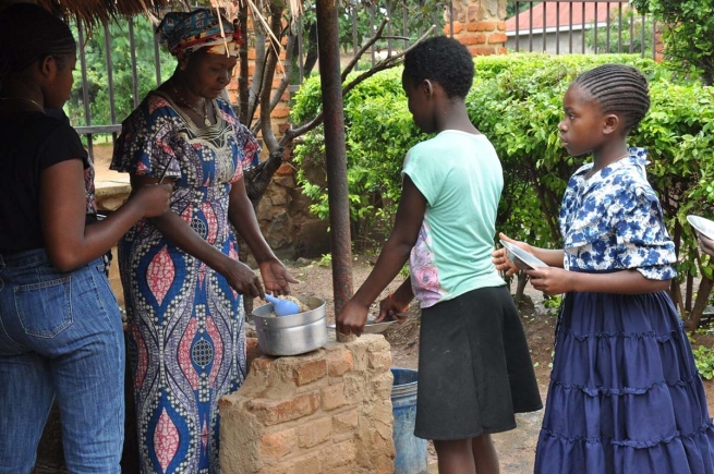 República Democrática del Congo – 600 jóvenes reciben comidas gracias a Salesian Mission y a la ONG Rise Against Hunger