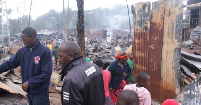 Quênia – Um incêndio destrói o bairro Kuwinda em Nairóbi, onde trabalham os Salesianos
