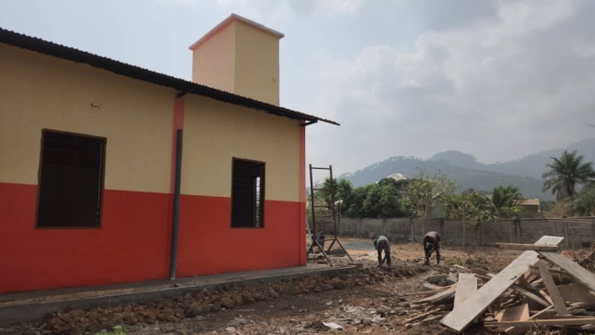 Sierra Leone – Vulnerable youth have new chapel through Salesian Missions