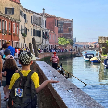 Italia – Un nuevo éxito de participación y solidaridad en el "Arriba y Abajo por los Puentes de Venecia": ¡7.500 por Tierra Santa!