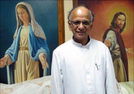 India – Comfort the afflicted: Archbishop Thomas Menamparampil visits the family of Fr Uzhunnalil