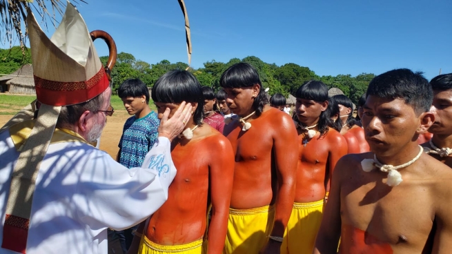 Brasile – Giovani e adulti Xavante ricevono i sacramenti nei villaggi di Tseredzatse e São Felipe