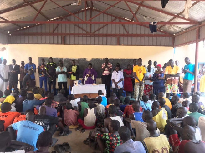 Sudán del Sur – Los jóvenes de "Don Bosco Mission Tonj" y "Don Bosco Gumbo" llevan alegría a los detenidos y huérfanos