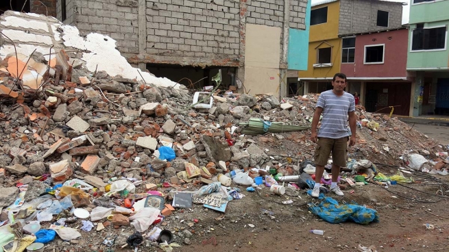 Ecuador – A un mese dal terremoto: “ho la speranza, un giorno, di recuperare la mia casa”
