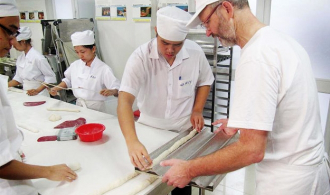 Vietnã – Pão, esperança para o futuro de jovens vietnamitas