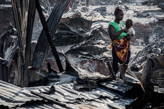 Sierra Leona - Un incendio destruye un barrio frente a la Obra “Don Bosco Fambul”