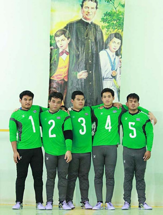 Thailandia – “Per noi Don Bosco è un padre”. La nazionale maschile di Goalball porta Don Bosco agli “Asian Para Games”