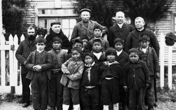 Cile – Bambini indigeni con il missionario don Borgatello