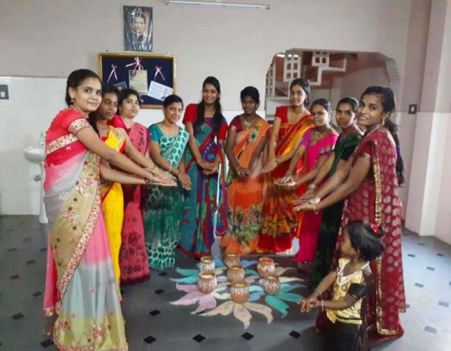 India – Formazione al lavoro per giovani donne con precedenti penali