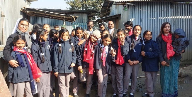 Nepal – Uczniowie szkół salezjańskich odwiedzają ośrodek dla uchodźców “Rohingya” w Katmandu, przekazując im paczki żywnościowe i odzież