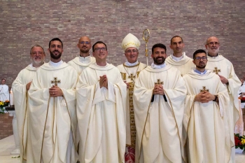 Włochy – Kard. Daniel Fernando Sturla Berhouet udziela święceń kapłańskich sześciu salezjanom diakonom