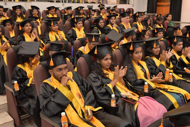 India – Cerimonia di consegna dei diplomi a 307 studenti del “Don Bosco Arts and Science College” di Angadikadavu