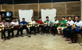 India – I prenovizi di Kokrajhar imparano a suonare la chitarra per le loro missioni future