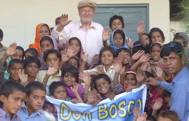 Pakistan – Don Zago, il “Don Bosco del Pakistan” saluta definitivamente il paese