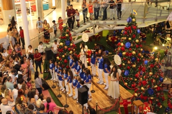 Brasil - O coro do Instituto Salesiano "Dom Bosco" de Salvador exibe-se em centros comerciais