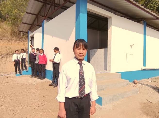 India – Ragazzi e ragazze della scuola “Giovanni Paolo II”, nella comunità di Maran Khullen, possono beneficiare di nuovi servizi igienici