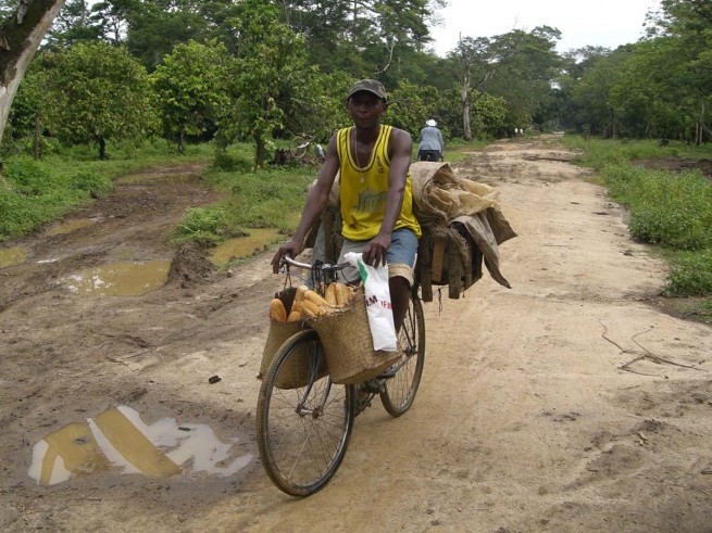 Madagascar - The bicycle, a means of evangelizing and a way to be with the poor
