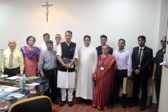 Índia – Ministro Rajiv Pratap Singh Rudy visita o DBCL de Kurla